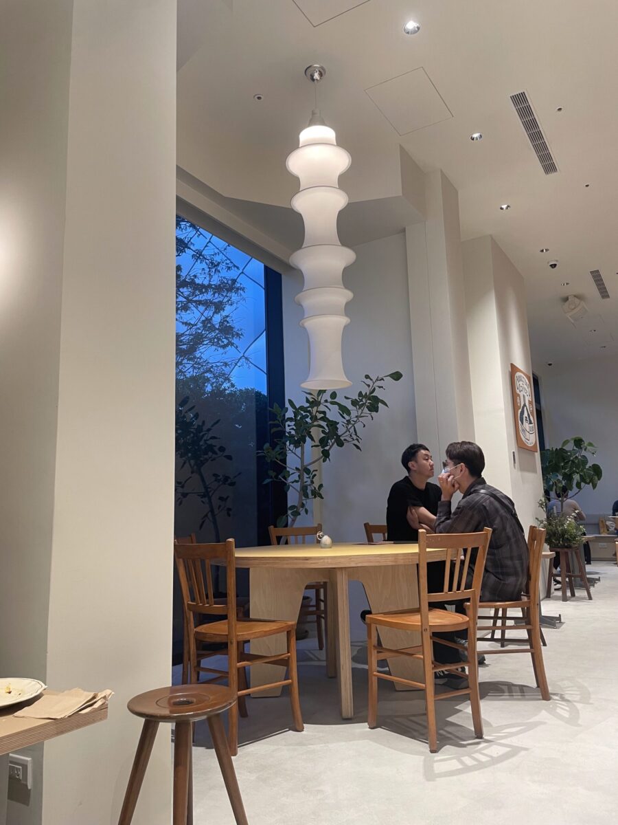 Onibus Coffee台中店靠窗座位區,明亮採光與舒適的用餐環境