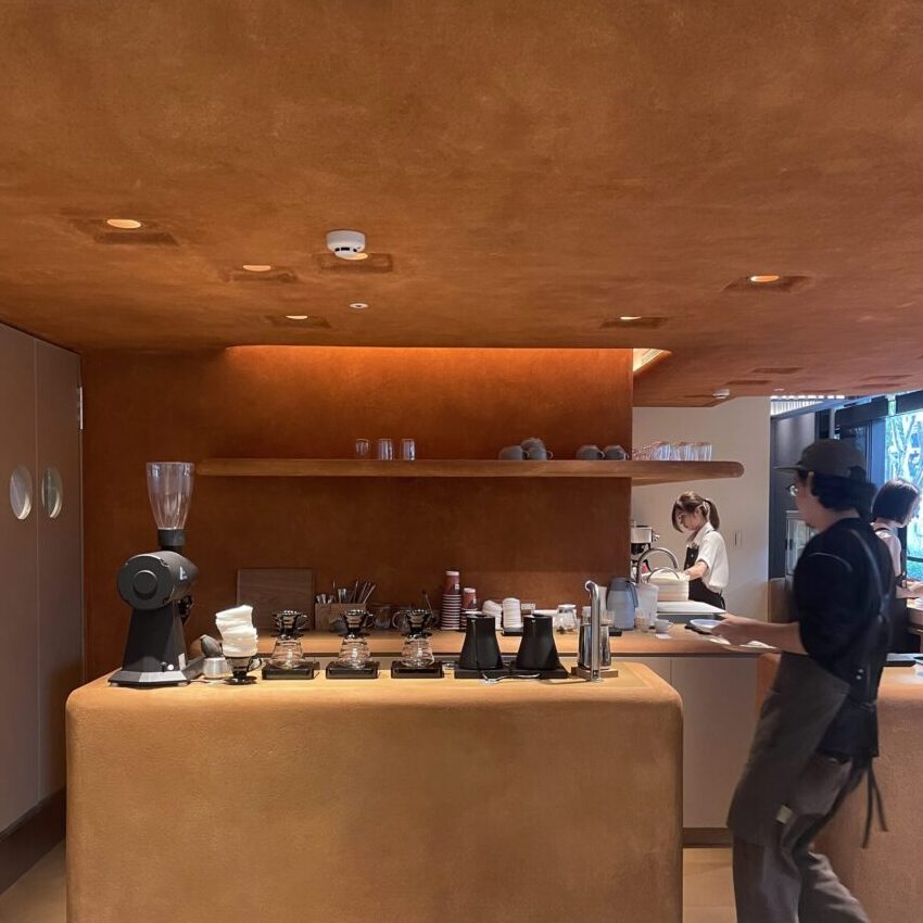 Onibus Coffee台中店內部空間,溫潤原木家具