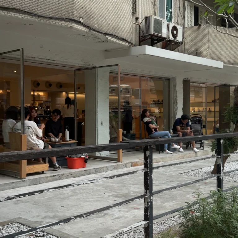Oasis Coffee Roasting Lab 天母店落地玻璃外觀